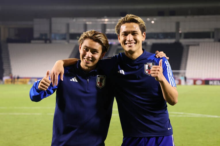 U-23アジアカップでパリ五輪出場権獲得し、肩を組んで喜ぶ荒木遼太郎と松木玖生。荒木が2002年1月生まれ（22歳）、松木が2003年4月生まれ（21歳）　©AFLO