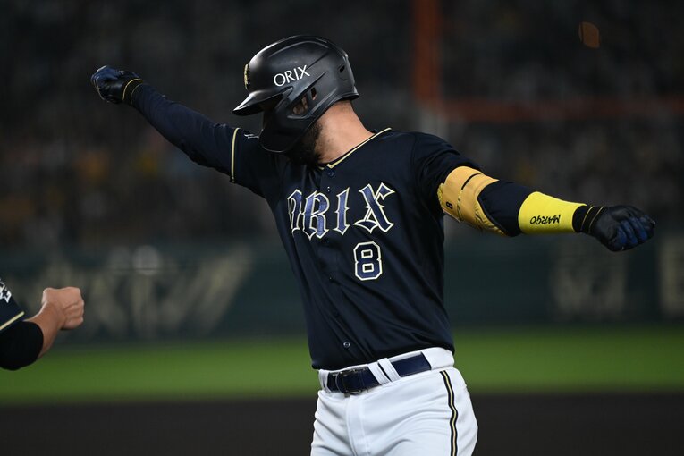 “ひき肉ポーズ”で喜びを表すゴンザレス　©︎Naoya Sanuki