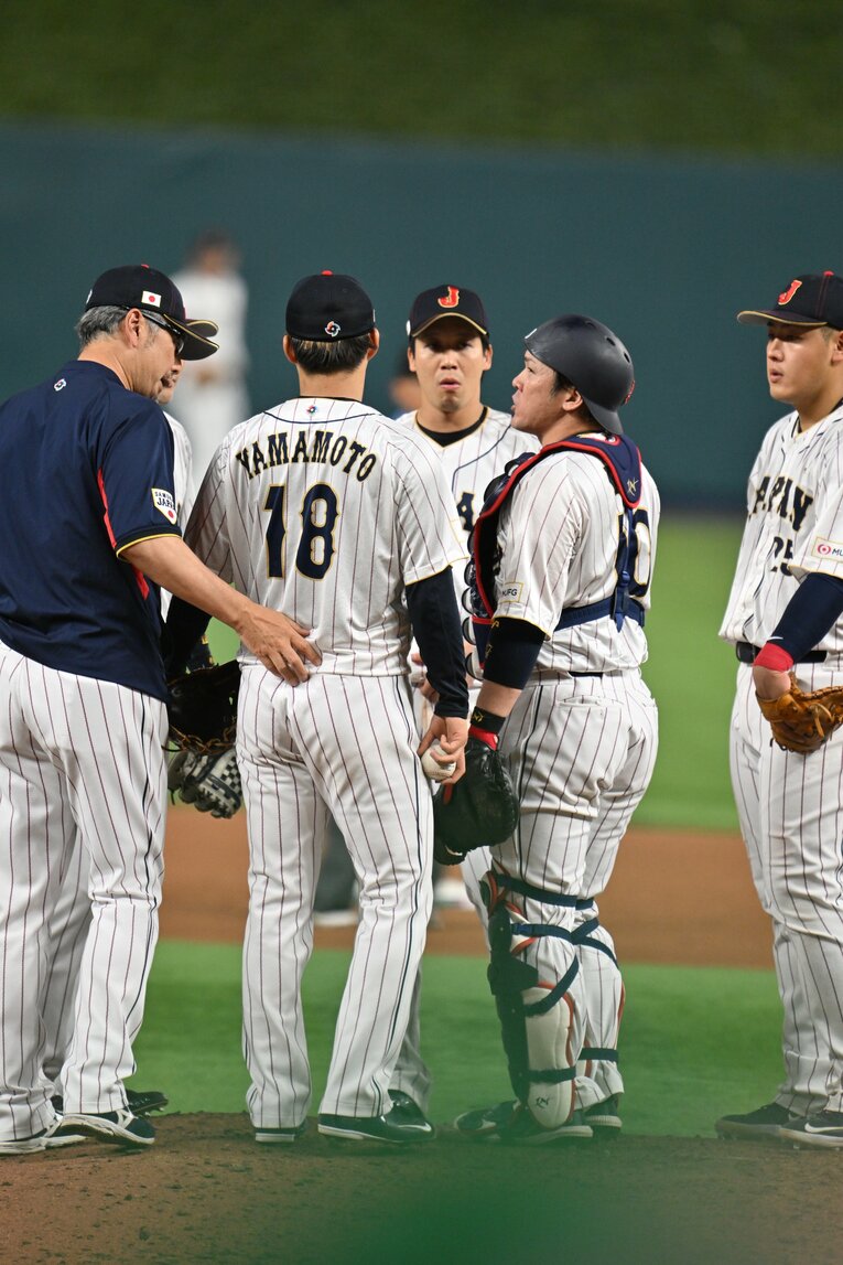 メキシコ戦で2番手とした上がった山本由伸に言葉をかける吉井コーチ　©︎Naoya Sanuki