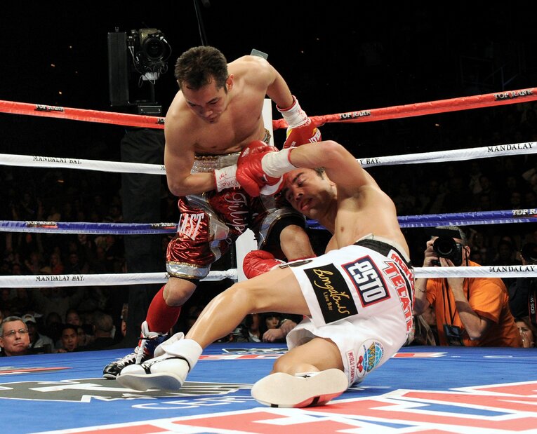 側頭部がへこむほどの衝撃を受け、崩れ落ちるモンティエル　©Naoki Fukuda