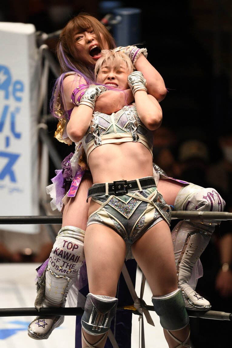 コーナーポストでなつぽい締め上げる中野たむ