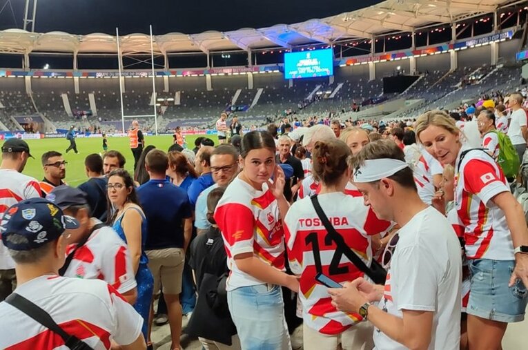 日本vsサモア戦後のスタジアム。日本人以外がブレイブブロッサムズのユニフォームを着ている姿が目についた ／ photograph by Hiroaki Sawada