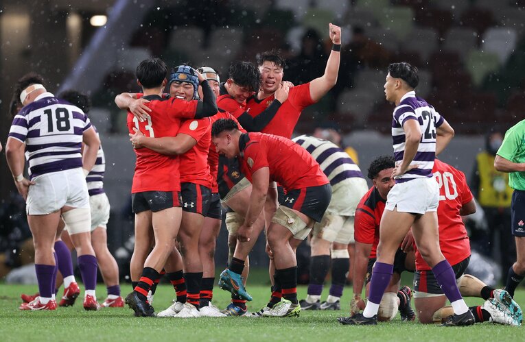 氷雨の降る決勝の舞台で明治大を下して選手権3連覇を果たした帝京大　©︎JIJI PRESS