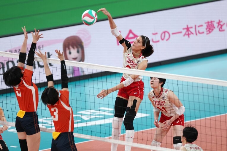 圧倒的な高さを生かしたタピア・アロンドラのスパイク　©︎JIJI PRESS