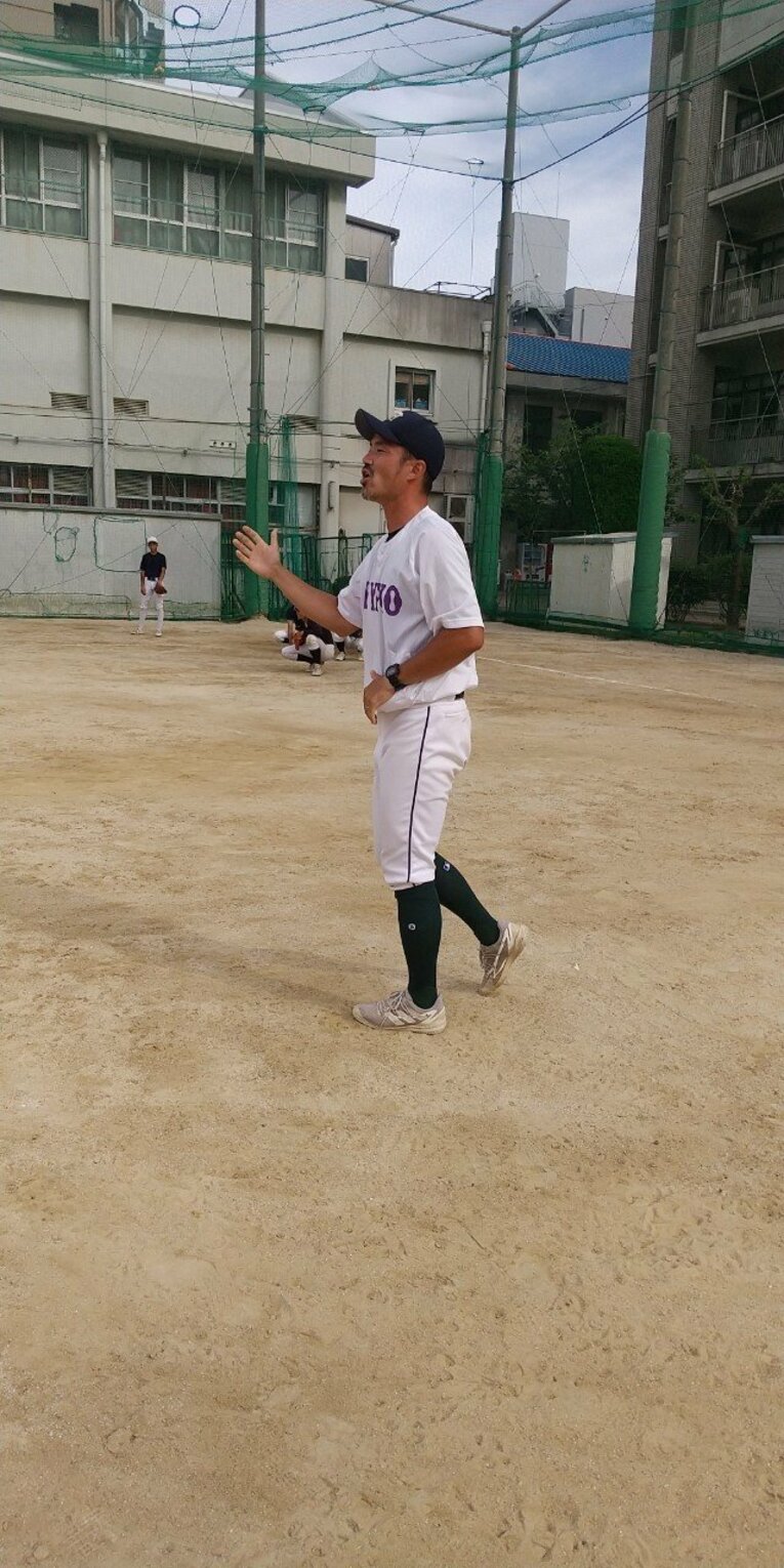 野球部を指導する小宅　©Takeshi Shimizu