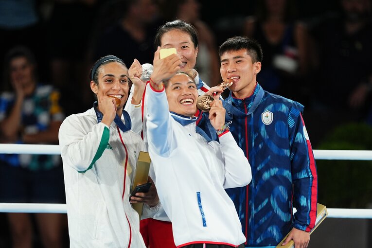 表彰式で他国の選手たちと楽しげに写真撮影を行うイマネ・ケリフ（1枚目／全3枚）©Getty Images