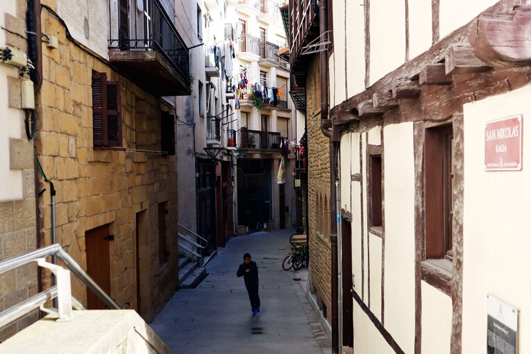 カメラを構えていると脇の階段から、子供が突然駆け出してきた　©Daisuke Nakashima