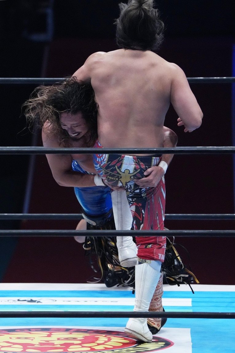 棚橋弘至をジーンブラスター（スピアタックル）で仕留めた辻陽太　©Essei Hara