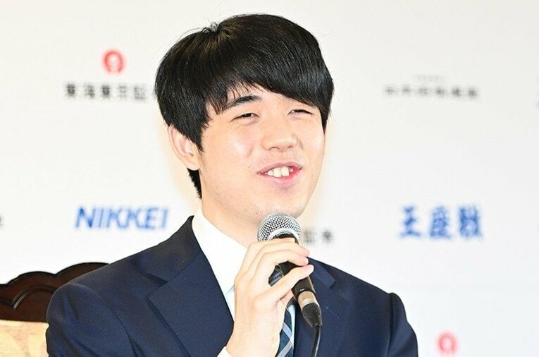 八冠を達成した藤井 ／ photograph by Keiji Ishikawa