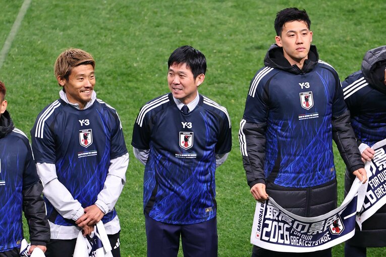2025年3月のアジア予選バーレーン戦。W杯出場を決め、森保監督の隣で笑顔の守田　©JIJI PRESS