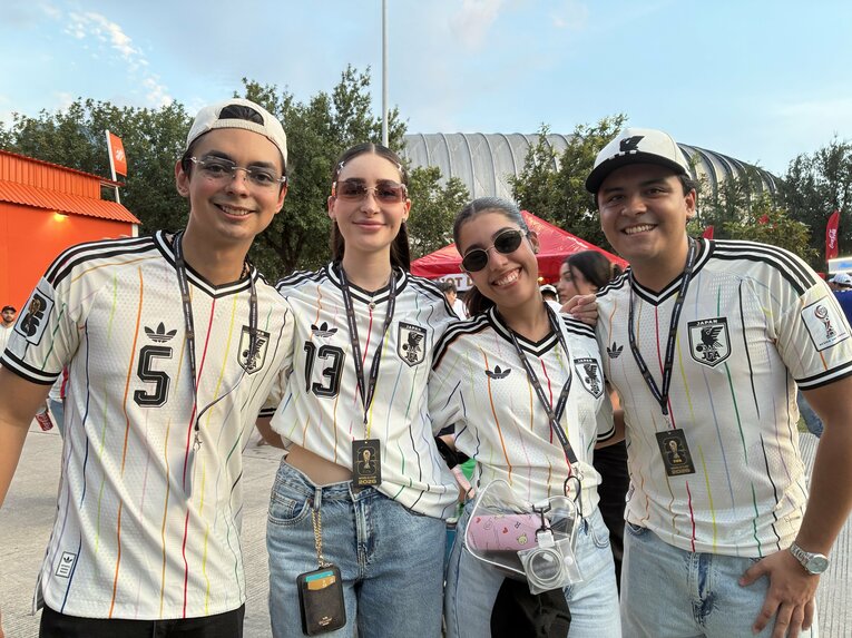 日本代表ユニを着用した外国人ファンの数々…アウェーユニのメキシコ4人組（写真は右に続きます）　©Masaki Asada