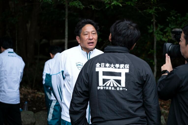 レース後、インタビューに答える原監督　©Tadashi Hosoda