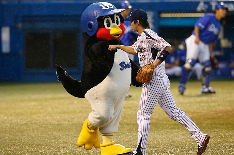 つば九郎と仲良くハイタッチをかわすヤクルト山田 ／ photograph by Shigeki Yamamoto