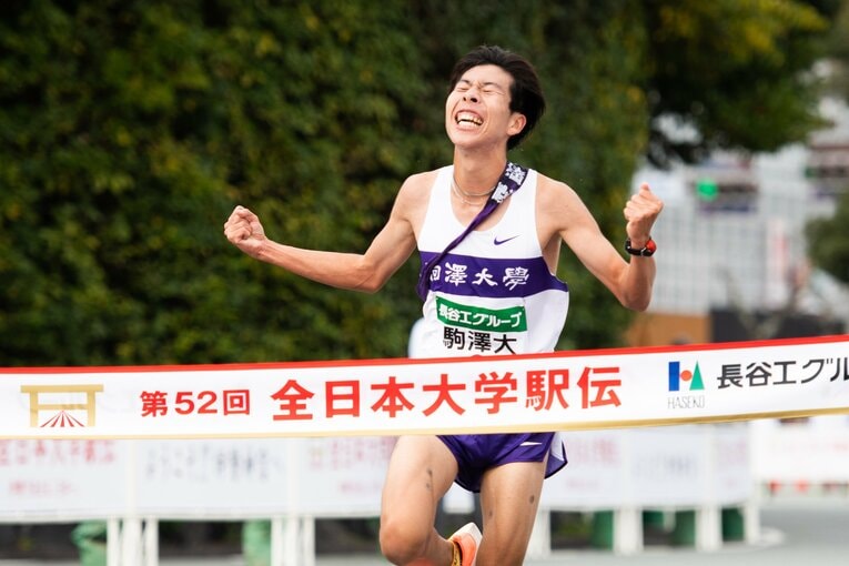 「やったー！」と絶叫しながらゴールテープを切ったという駒大・田澤廉　©Asami Enomoto