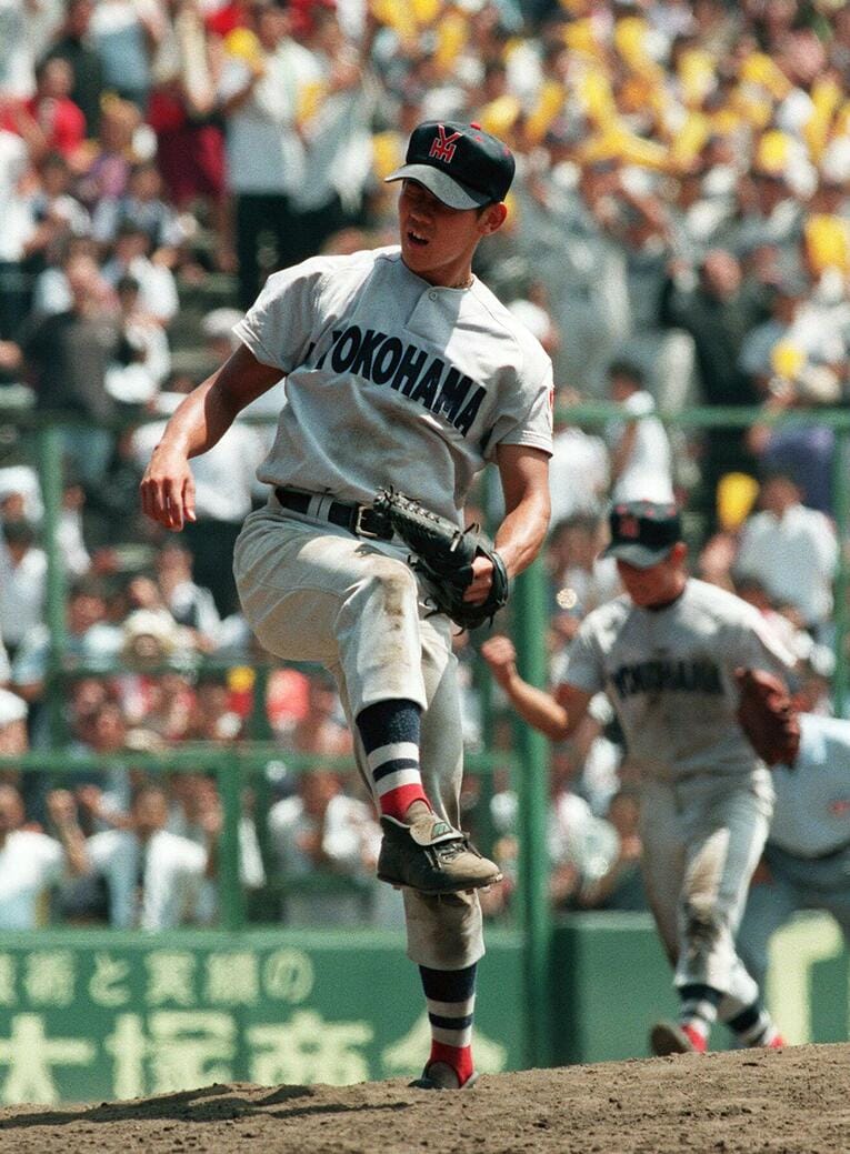 延長17回裏、最後の打者を打ち取りマウンド上で思わず目を閉じる松坂　©︎JIJI PRESS