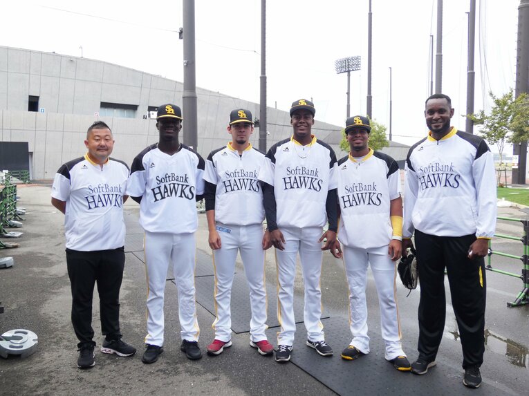 左から、福岡吉央通訳、シモン、アルメンタ、フェリックス、ヘラルディーノ、元広島カープのゲレーロ ©Kotaro Tajiri