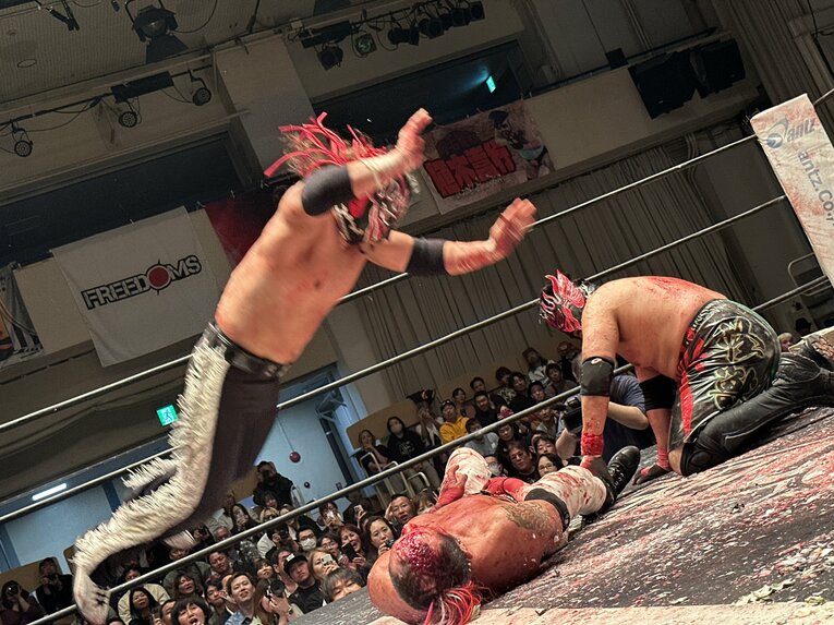 スワイプすると「エル・デスペラードvs葛西純」など激闘写真をご覧になれます　©Norihiro Hashimoto