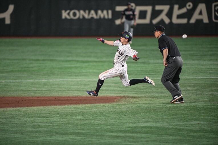 プレミア12米国戦、盗塁を決める五十幡　©Nanae Suzuki