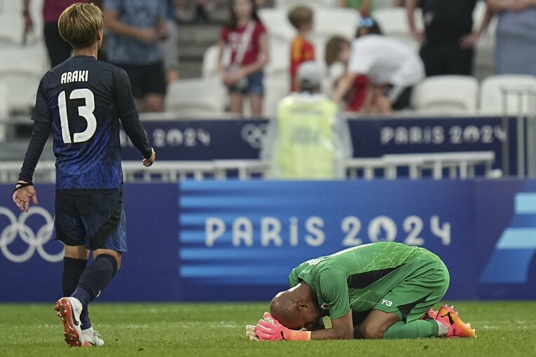 スペインに敗北した直後。落ち込む小久保のもとへ一番に歩み寄る荒木　©AFLO