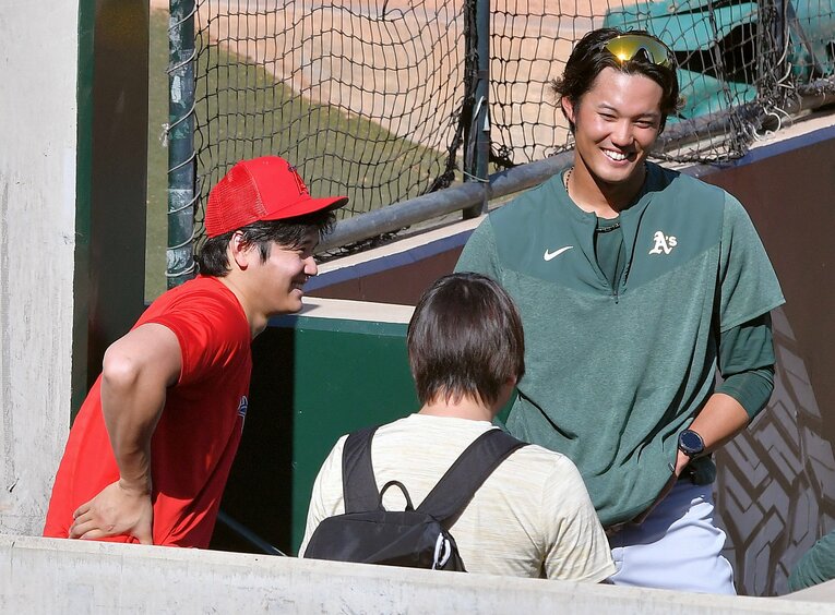 2023年、エンゼルス大谷とアスレチックス藤浪（ともに当時）が楽しそうに会話する　©JIJI PRESS