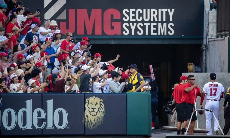 エンゼルスタジアムで大谷に声援を送るファンたち　©Getty Images