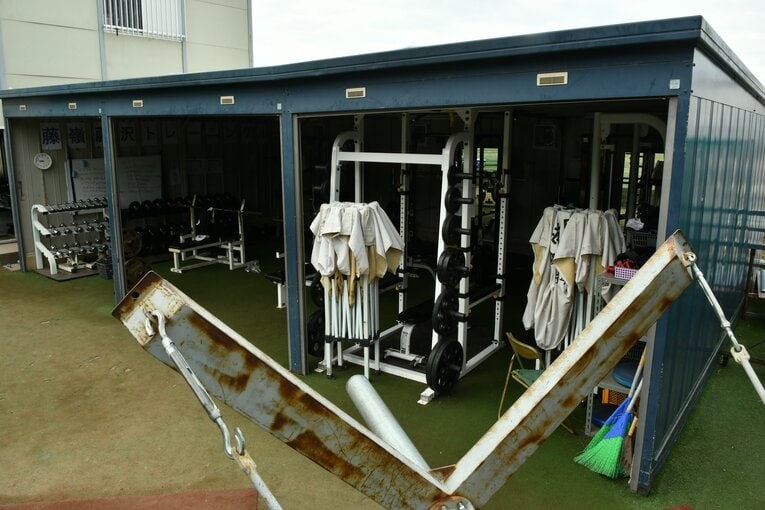 藤嶺藤沢高のトレーニングルーム　©Zen Suzuki