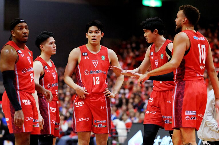 主力の相次ぐ離脱があった千葉ジェッツだが、4月に高校を卒業したばかりの18歳のルーキー・瀬川琉久（左から2人目）が覚醒を見せている ／ photograph by AFLO