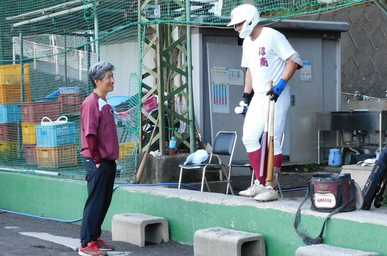 静岡の公立校、沼津商に現れたプロ注目捕手・後藤幸樹と大久保匡人監督 ／ photograph by Jun Aida