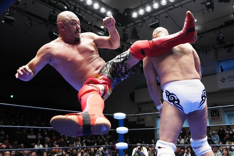 秋山準にキックを浴びせる太陽ケア　©Essei Hara