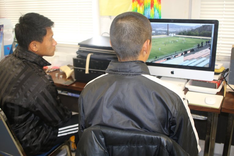 試合映像をもとに分析するサッカー部員　©︎Takahito Ando