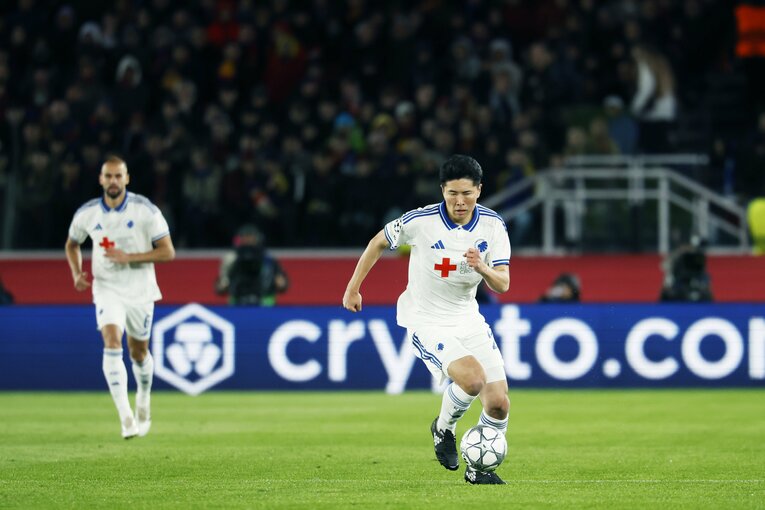 日本代表22歳DFがCLバルサ戦で「ボランチなの!?」「レバンドフスキに頭1つ飛び出て空中戦勝利」超ポリバレントな鈴木淳之介にカメラマン驚き(2)