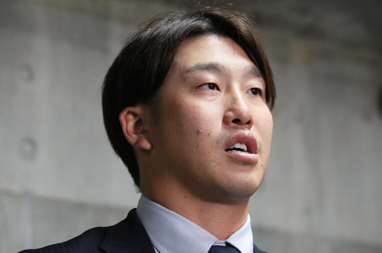 広島から戦力外通告を受け、取材に応じる小園海斗。今春にはWBCの日本代表に選ばれるなど活躍していたが…　©Sankei Shimbun