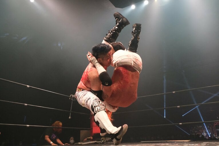 カリスマ葛西純「世の中は無駄な血を一滴も流すな」 頬を串刺し、人間ダーツ…それでもデスマッチが“ただの残虐ショー”ではない理由(28)