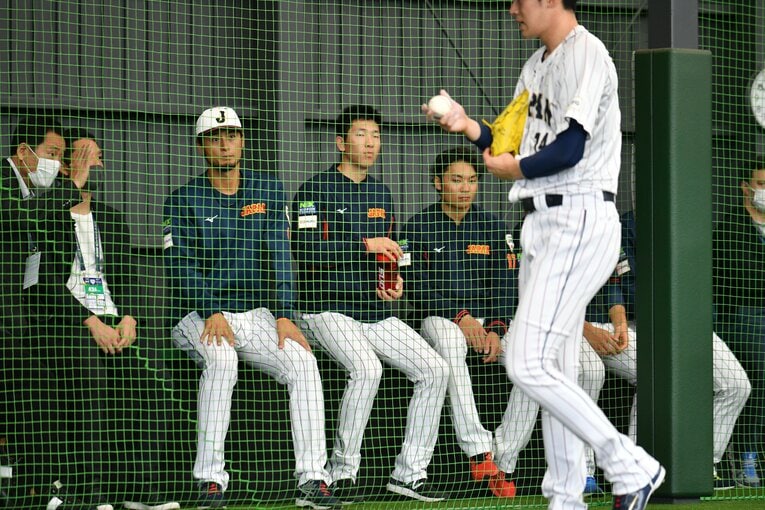 佐々木朗希の投球を見守る侍ジャパン投手陣　©︎Hideki Sugiyama