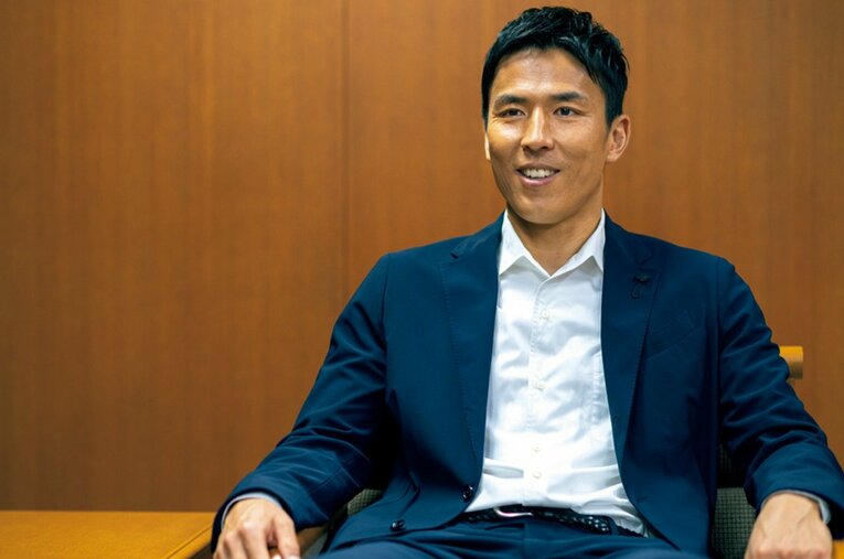 現役引退会見から3日後、雑誌Numberのロングインタビューに答えた長谷部誠（40歳）。いまだからこそ明かせる秘話を約2時間にわたって語った ／ photograph by Takuya Sugiyama