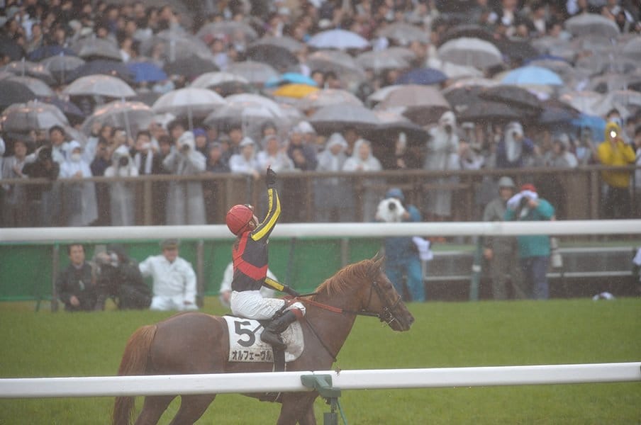 池添謙一、レーヌミノルとオークスへ。オルフェとカツ丼の大事な思い出。<Number Web> photograph by Naoya Sanuki