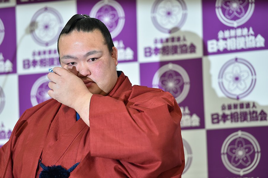 稀勢の里を横綱まで導いた「考えていい、悩んでいい」。<Number Web> photograph by Takashi Shimizu
