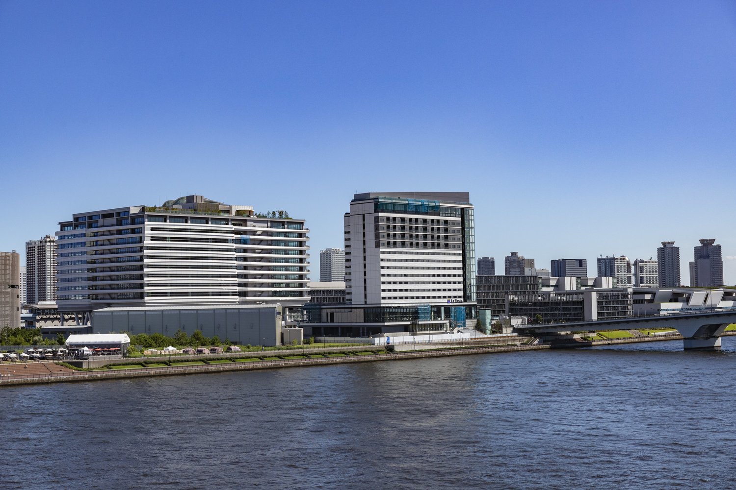 晴海大橋から運河を挟んで豊洲側を望む。奥に見えるのが豊洲市場