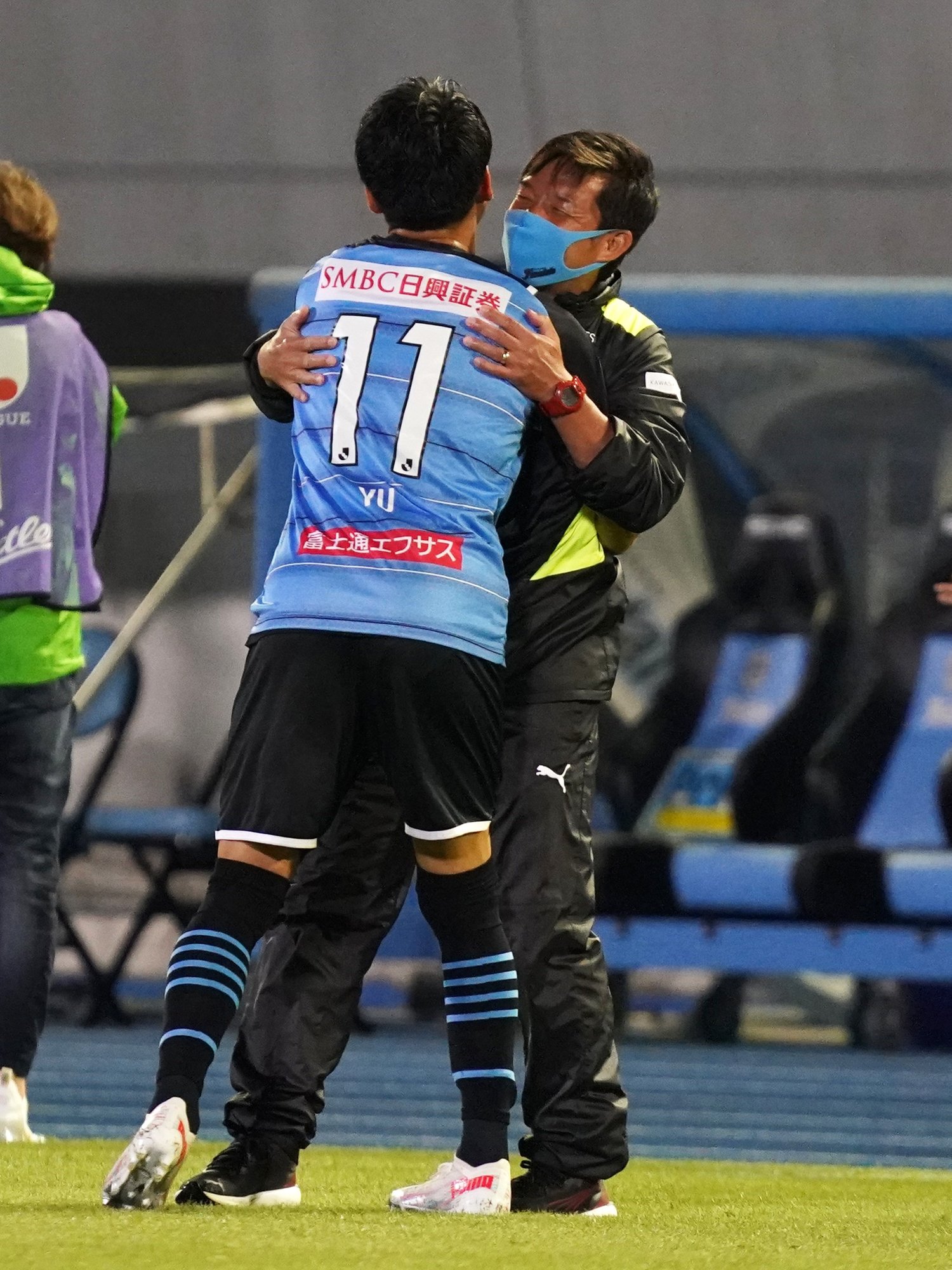 鹿島戦の劇的決勝ゴールに喜び合う小林悠と鬼木監督©Getty Images