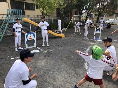 野球教室の様子©高校からの提供写真