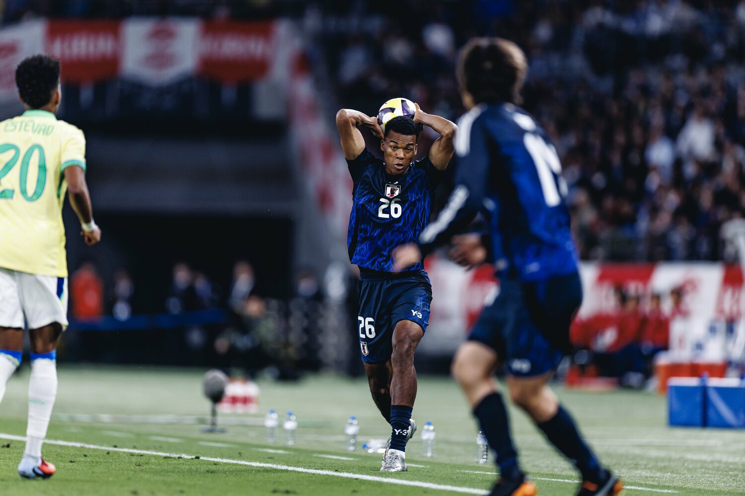 192センチの長身、ロングスローなど明確な特長を持つ望月ヘンリー海輝 ©Kiichi Matsumoto