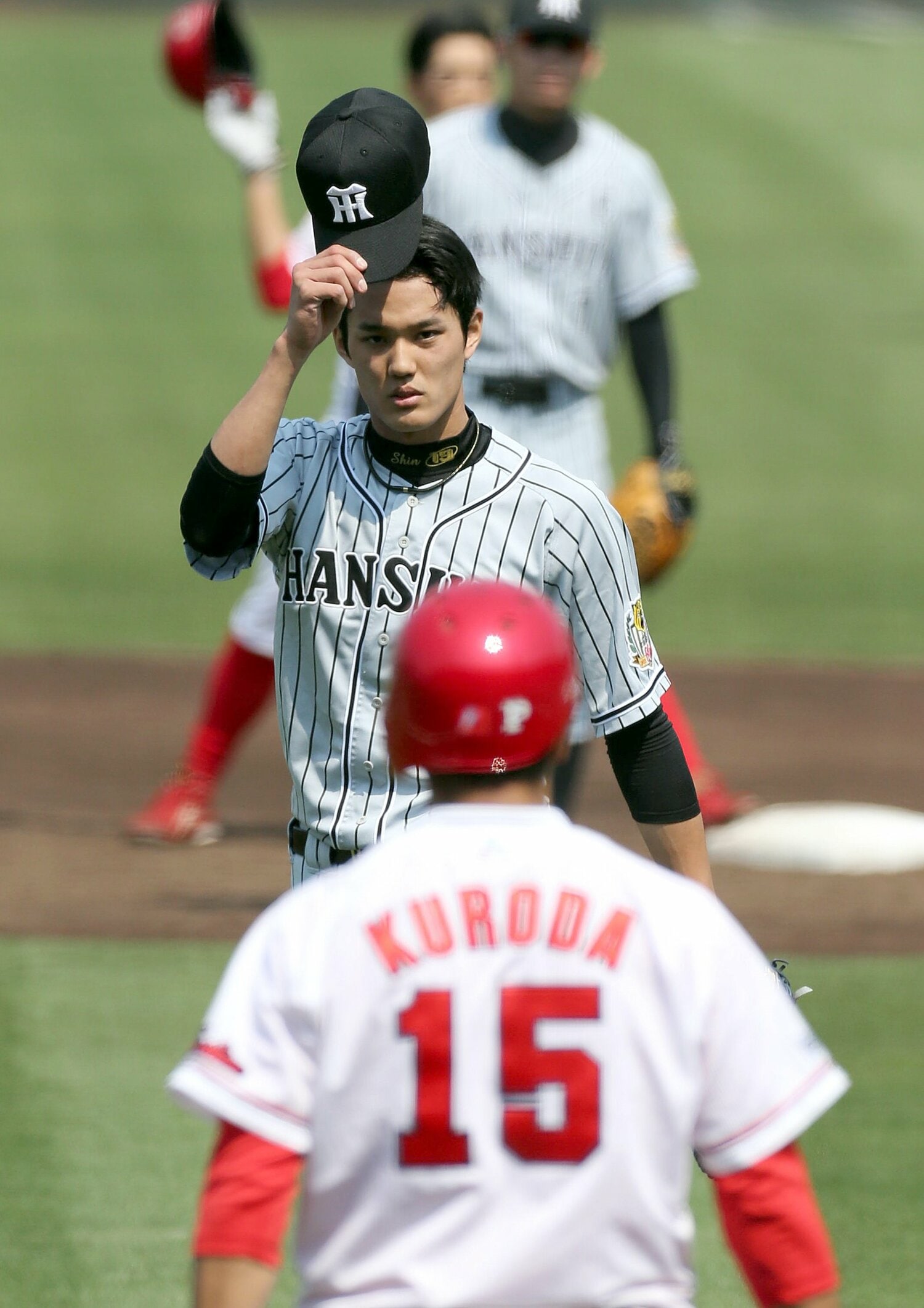 2015年4月阪神vs広島戦の2回。2球続いたすっぽ抜けの内角球に激高する黒田　©Sankei Shimbun