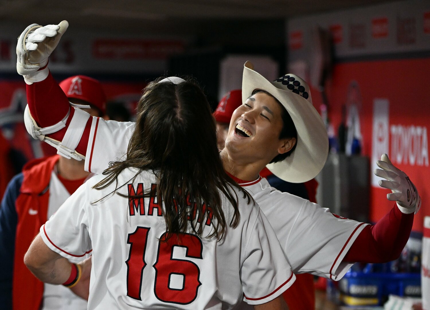 ホームランを放ち、マーシュに祝福され嬉しそうな大谷　©Getty Images