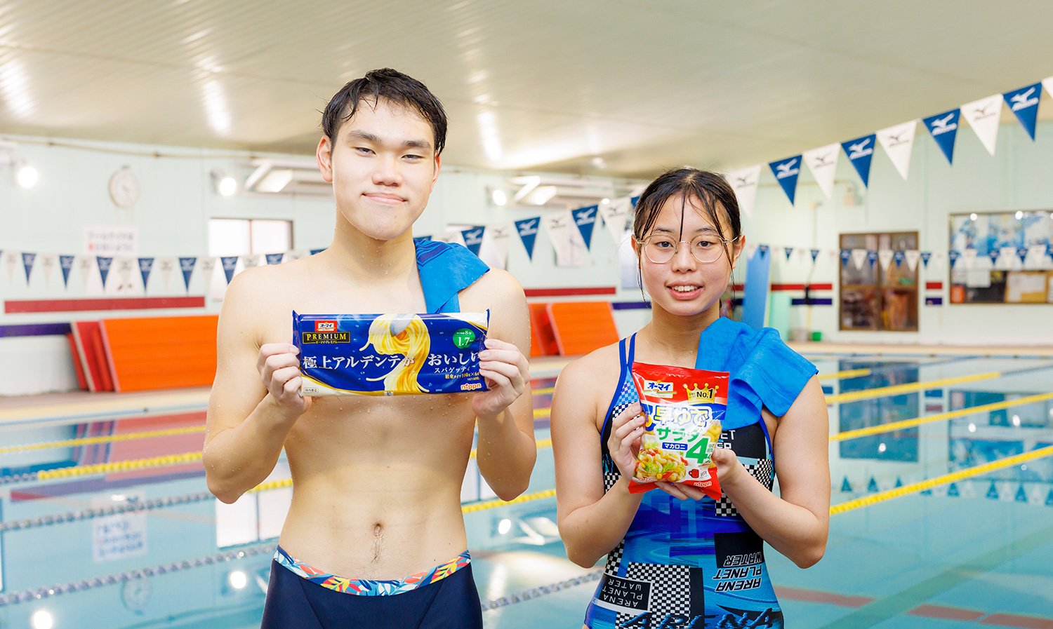 参加者全員に贈られたニップンの商品を手にした碧空さん（高2・左）と心菜さん（高1）