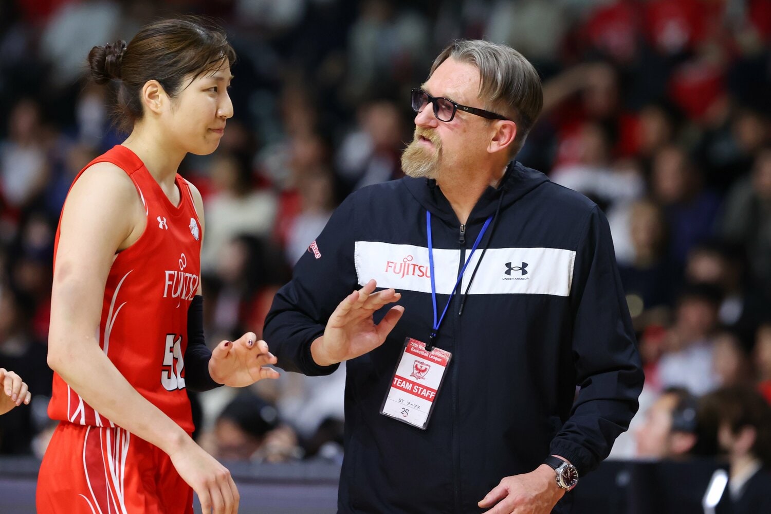 富士通レッドウェーブを指揮するBTテーブス（右）　©︎YUTAKA/AFLO SPORT