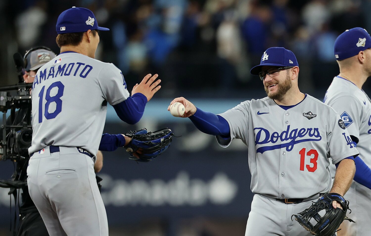 完投勝利の由伸にマンシーがウイニングボールをプレゼント　©ROBERT GAUTHIER,Los Angeles Times