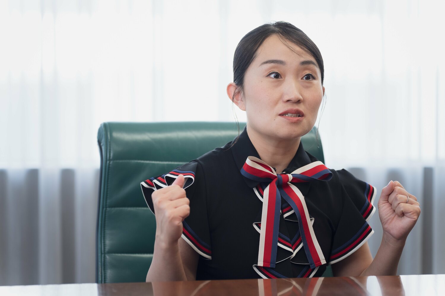 インタビューに答えるキンタロー。 ©Shiro Miyake