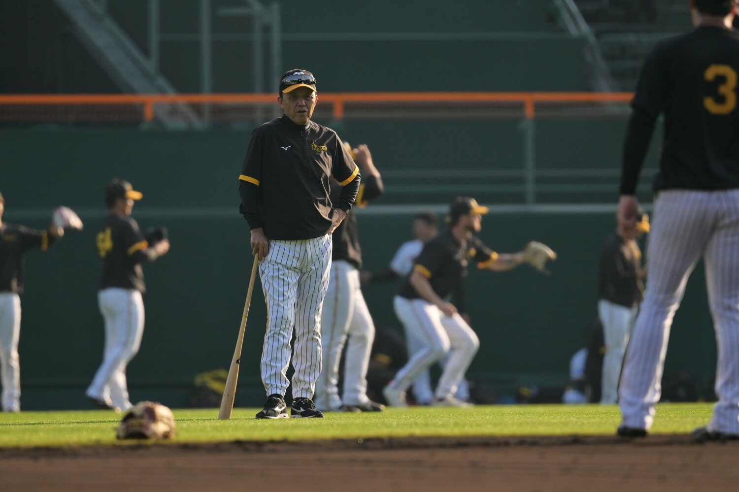 練習を見守る岡田監督　©︎Hideki Sugiyama