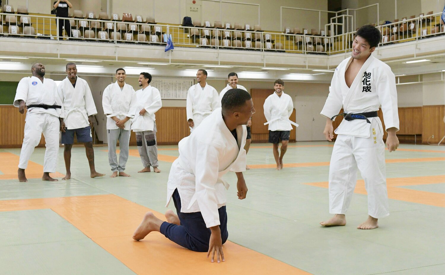 大野将平（右）の技を受けたムバッペ　©JIJI PRESS