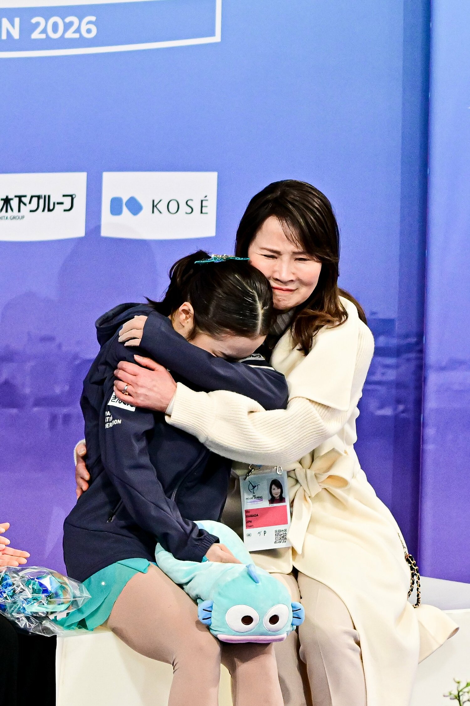 4連覇を決め、涙を流す島田を抱きしめた濱田コーチ　©AFLO